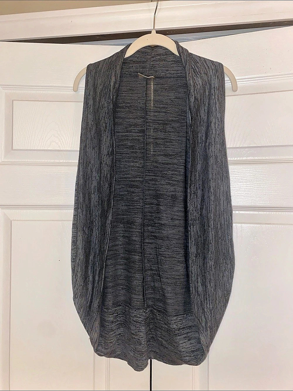 Pretty Good CUTE 2013LSH Gray Open Front Cardigan Size Medium Like New